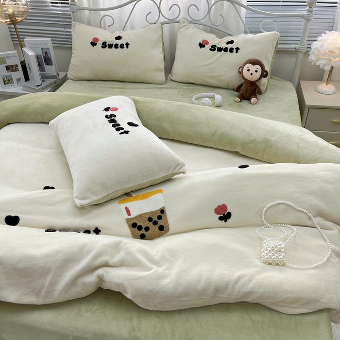 91家纺网 家纺一手货源 找家纺 鑫利来家纺 2025新款牛奶绒毛巾绣四件套 奶茶-白绿