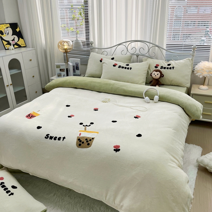 91家纺网 家纺一手货源 找家纺 鑫利来家纺 2025新款牛奶绒毛巾绣四件套 奶茶-白绿