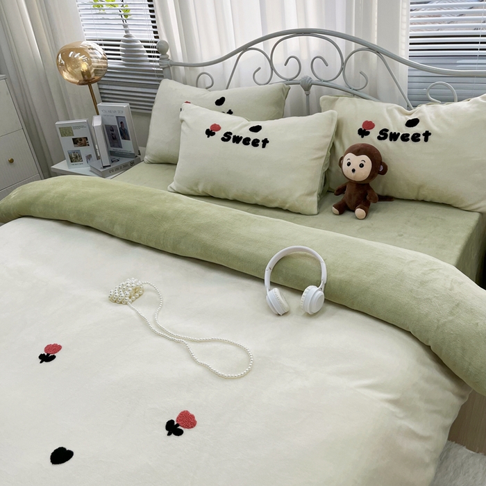 91家纺网 家纺一手货源 找家纺 鑫利来家纺 2025新款牛奶绒毛巾绣四件套 奶茶-白绿