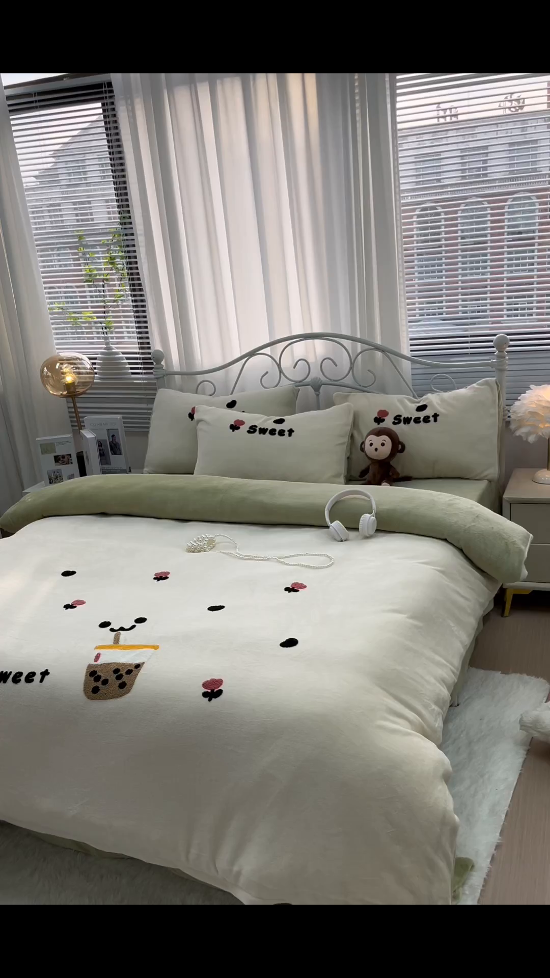 91家纺网 家纺一手货源 找家纺 鑫利来家纺 2025新款牛奶绒毛巾绣四件套 奶茶-白绿