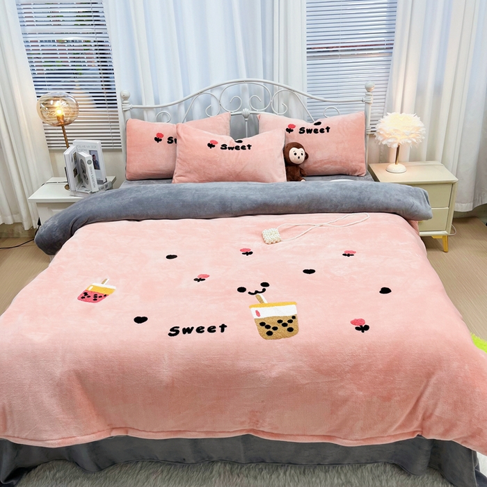 91家纺网 家纺一手货源 找家纺 鑫利来家纺 2025新款牛奶绒毛巾绣四件套 奶茶-粉灰