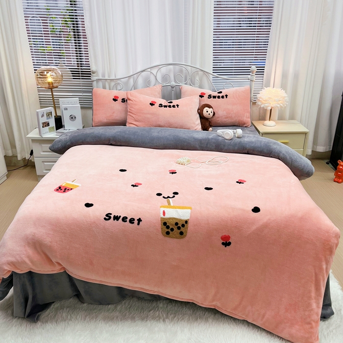 91家纺网 家纺一手货源 找家纺 鑫利来家纺 2025新款牛奶绒毛巾绣四件套 奶茶-粉灰