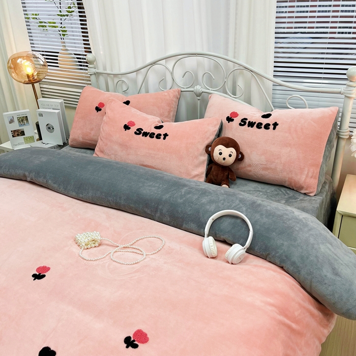 91家纺网 家纺一手货源 找家纺 鑫利来家纺 2025新款牛奶绒毛巾绣四件套 奶茶-粉灰