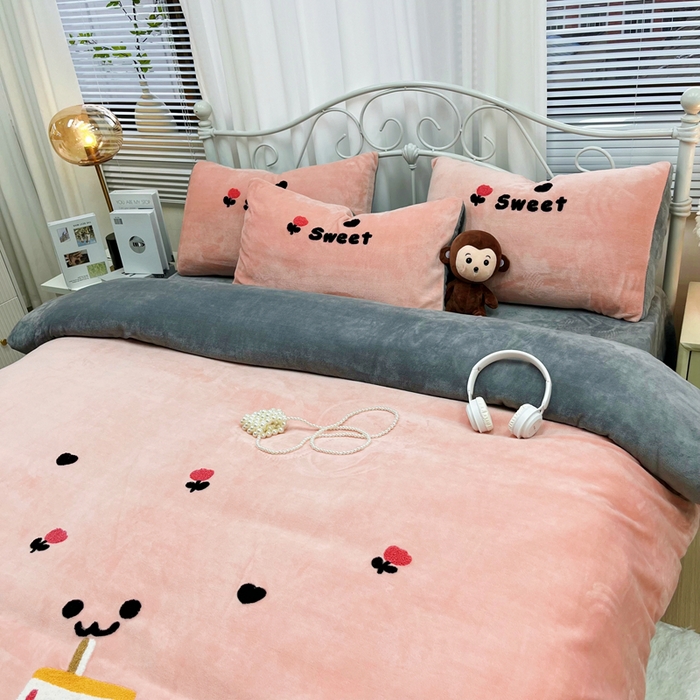 91家纺网 家纺一手货源 找家纺 鑫利来家纺 2025新款牛奶绒毛巾绣四件套 奶茶-粉灰