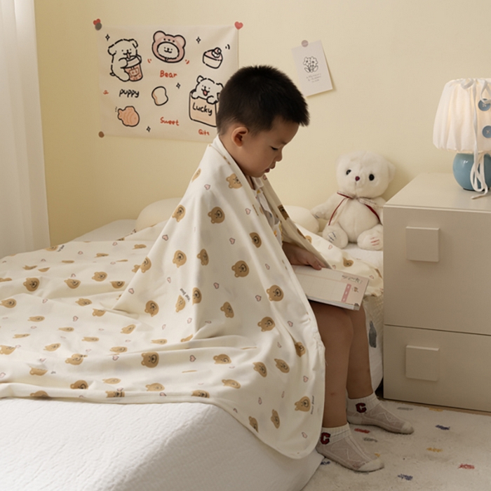 91家纺网 家纺一手货源 找家纺 寐居家纺 2025新款企鹅绒多功能儿童毛巾毯（可当披肩用） 企鹅绒毯-爱心熊