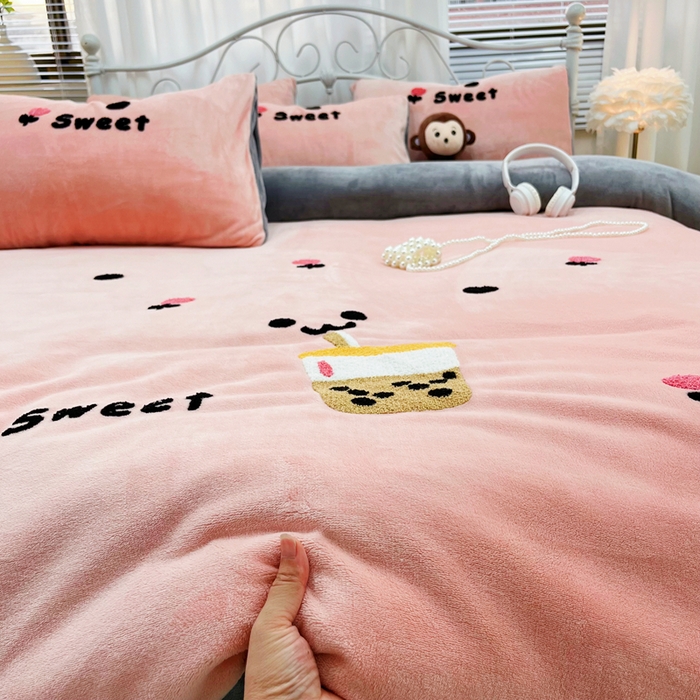 91家纺网 家纺一手货源 找家纺 鑫利来家纺 2025新款牛奶绒毛巾绣四件套 奶茶-粉灰