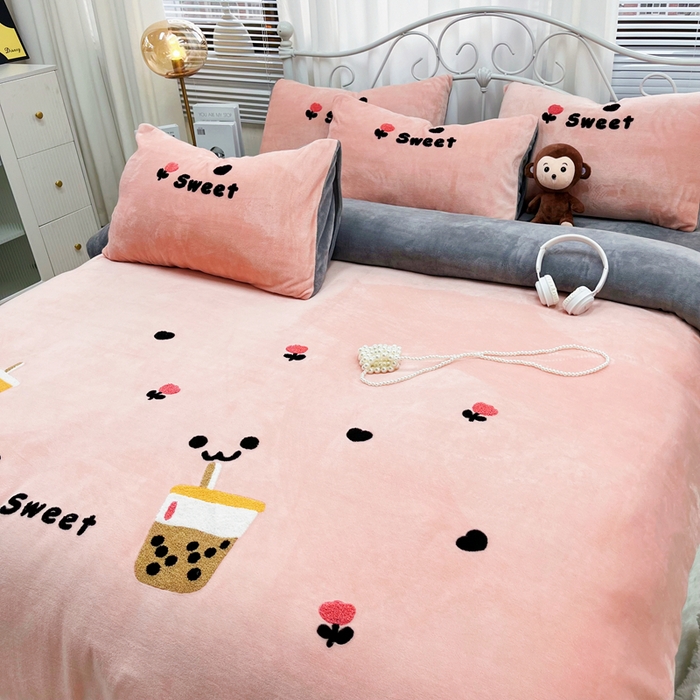 91家纺网 家纺一手货源 找家纺 鑫利来家纺 2025新款牛奶绒毛巾绣四件套 奶茶-粉灰