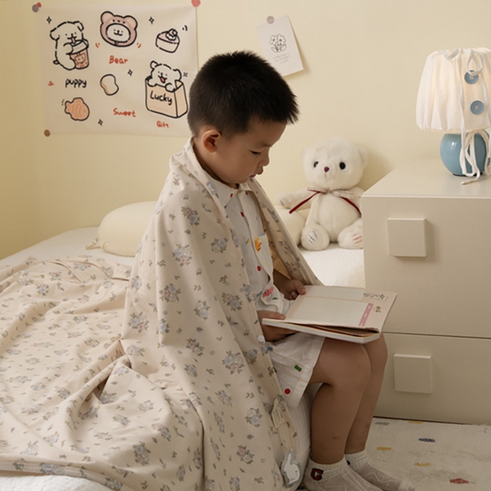 91家纺网 家纺一手货源 找家纺 寐居家纺 2025新款企鹅绒多功能儿童毛巾毯（可当披肩用） 企鹅绒毯-蓝粉花梦