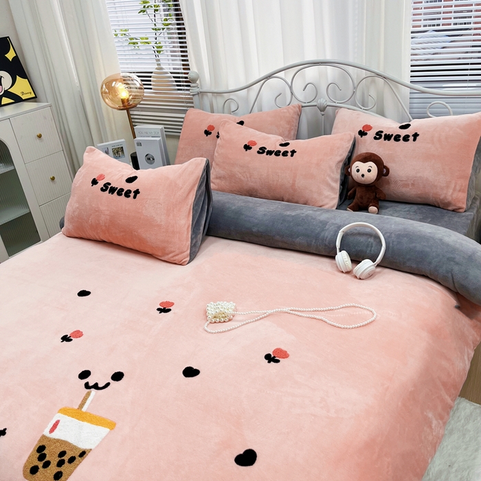 91家纺网 家纺一手货源 找家纺 鑫利来家纺 2025新款牛奶绒毛巾绣四件套 奶茶-粉灰