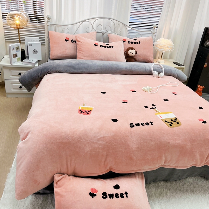 91家纺网 家纺一手货源 找家纺 鑫利来家纺 2025新款牛奶绒毛巾绣四件套 奶茶-粉灰