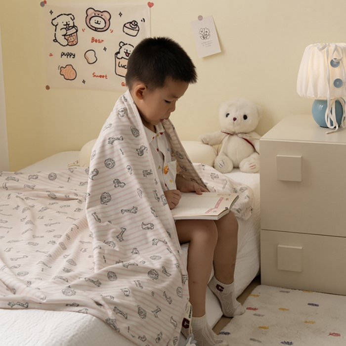 91家纺网 家纺一手货源 找家纺 寐居家纺 2025新款企鹅绒多功能儿童毛巾毯（可当披肩用） 企鹅绒毯-条纹画