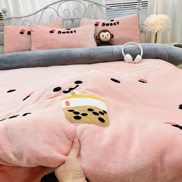 91家纺网 家纺一手货源 找家纺 鑫利来家纺 2025新款牛奶绒毛巾绣四件套 奶茶-粉灰