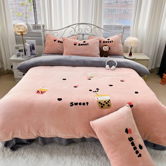 91家纺网 家纺一手货源 找家纺 鑫利来家纺 2025新款牛奶绒毛巾绣四件套 奶茶-粉灰