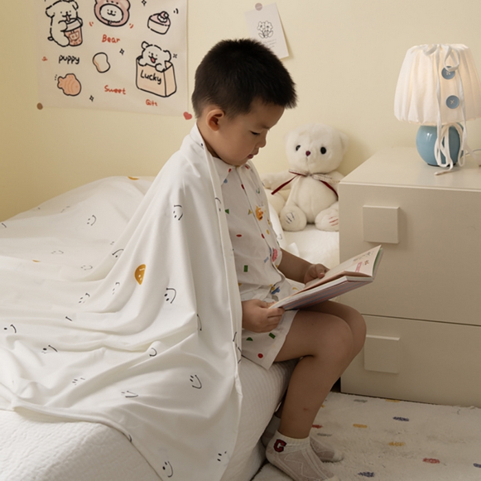 91家纺网 家纺一手货源 找家纺 寐居家纺 2025新款企鹅绒多功能儿童毛巾毯（可当披肩用） 企鹅绒毯-笑脸