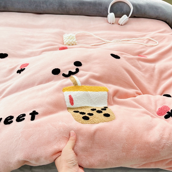 91家纺网 家纺一手货源 找家纺 鑫利来家纺 2025新款牛奶绒毛巾绣四件套 奶茶-粉灰