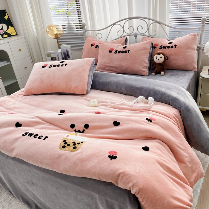 91家纺网 家纺一手货源 找家纺 鑫利来家纺 2025新款牛奶绒毛巾绣四件套 奶茶-粉灰