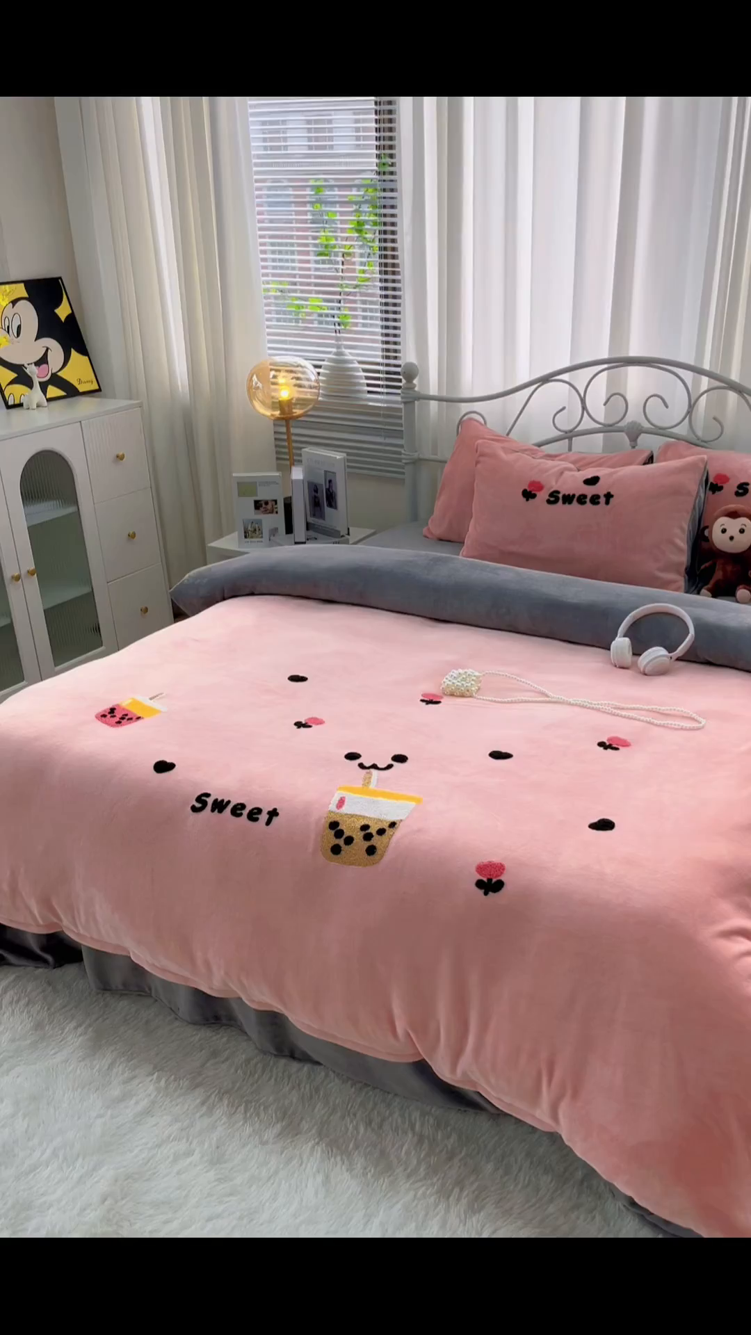 91家纺网 家纺一手货源 找家纺 鑫利来家纺 2025新款牛奶绒毛巾绣四件套 奶茶-粉灰