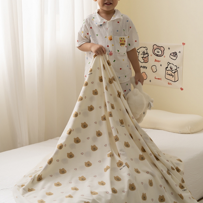 91家纺网 家纺一手货源 找家纺 寐居家纺 2025新款企鹅绒多功能儿童毛巾毯（可当披肩用） 企鹅绒毯-爱心熊