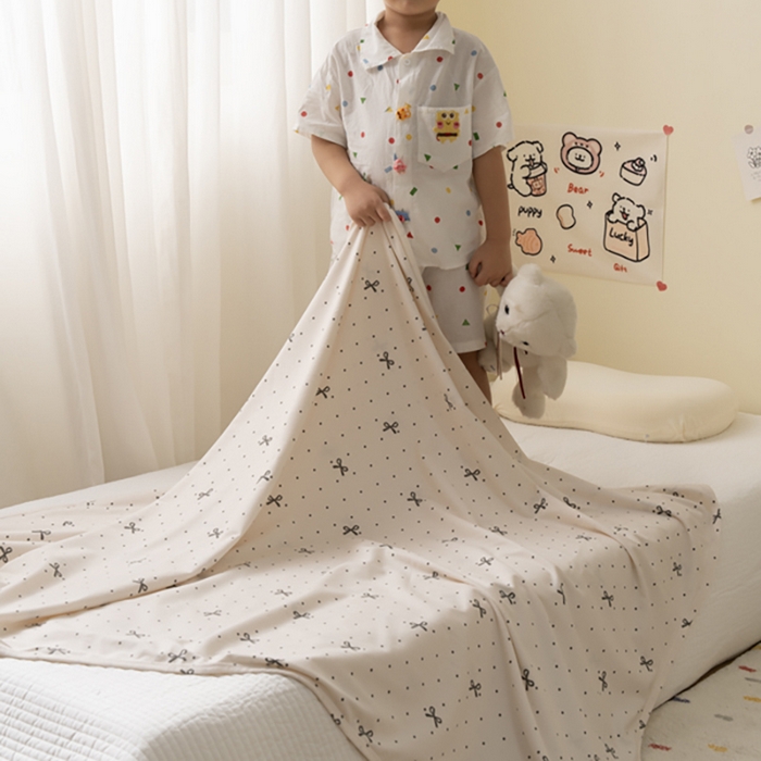 91家纺网 家纺一手货源 找家纺 寐居家纺 2025新款企鹅绒多功能儿童毛巾毯（可当披肩用） 企鹅绒毯-波点蝴蝶