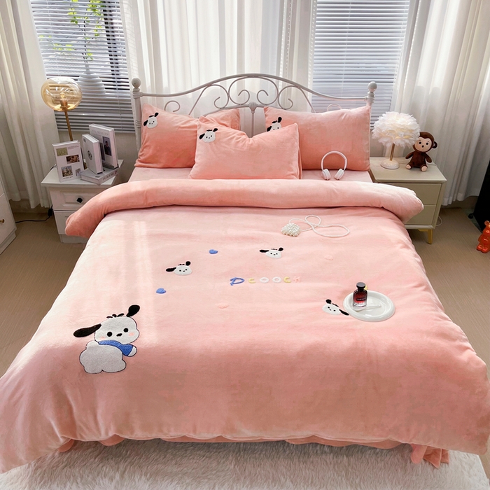 91家纺网 家纺一手货源 找家纺 鑫利来家纺 2025新款牛奶绒毛巾绣四件套 小奶狗-粉