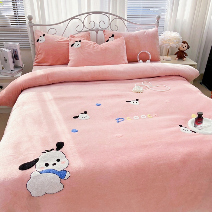 91家纺网 家纺一手货源 找家纺 鑫利来家纺 2025新款牛奶绒毛巾绣四件套 小奶狗-粉