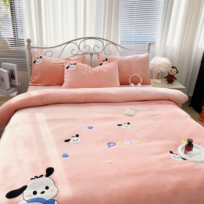 91家纺网 家纺一手货源 找家纺 鑫利来家纺 2025新款牛奶绒毛巾绣四件套 小奶狗-粉