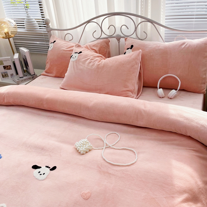 91家纺网 家纺一手货源 找家纺 鑫利来家纺 2025新款牛奶绒毛巾绣四件套 小奶狗-粉