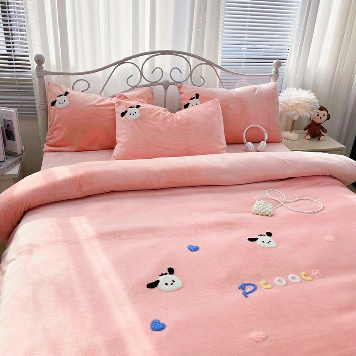 91家纺网 家纺一手货源 找家纺 鑫利来家纺 2025新款牛奶绒毛巾绣四件套 小奶狗-粉