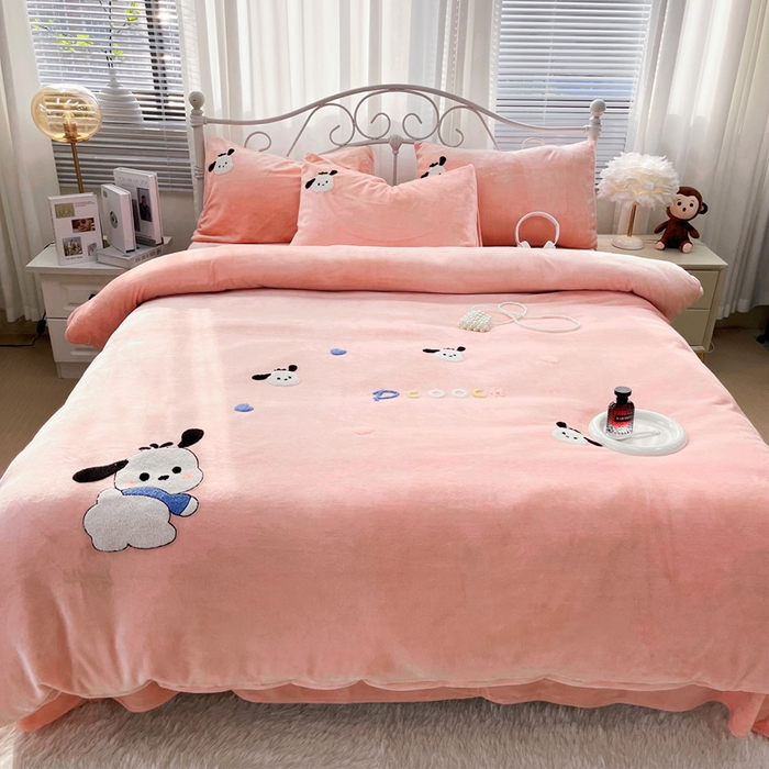 91家纺网 家纺一手货源 找家纺 鑫利来家纺 2025新款牛奶绒毛巾绣四件套 小奶狗-粉