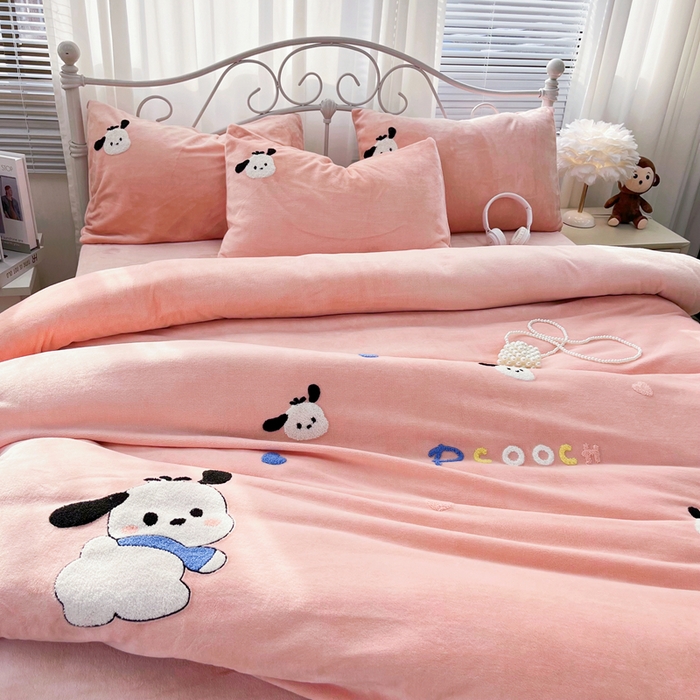 91家纺网 家纺一手货源 找家纺 鑫利来家纺 2025新款牛奶绒毛巾绣四件套 小奶狗-粉