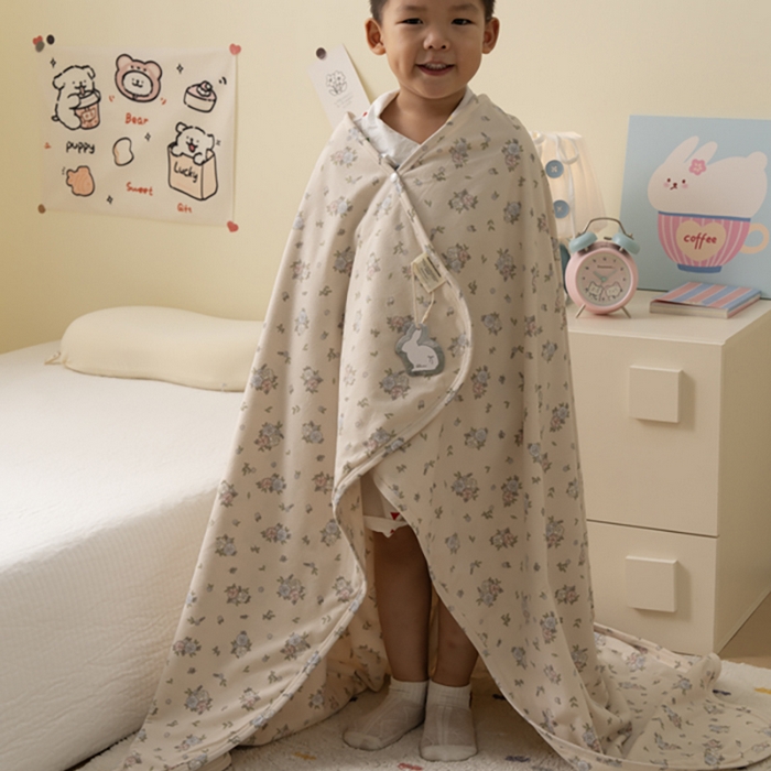 91家纺网 家纺一手货源 找家纺 寐居家纺 2025新款企鹅绒多功能儿童毛巾毯（可当披肩用） 企鹅绒毯-蓝粉花梦