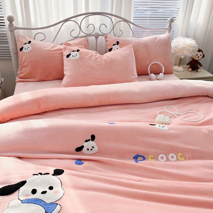 91家纺网 家纺一手货源 找家纺 鑫利来家纺 2025新款牛奶绒毛巾绣四件套 小奶狗-粉