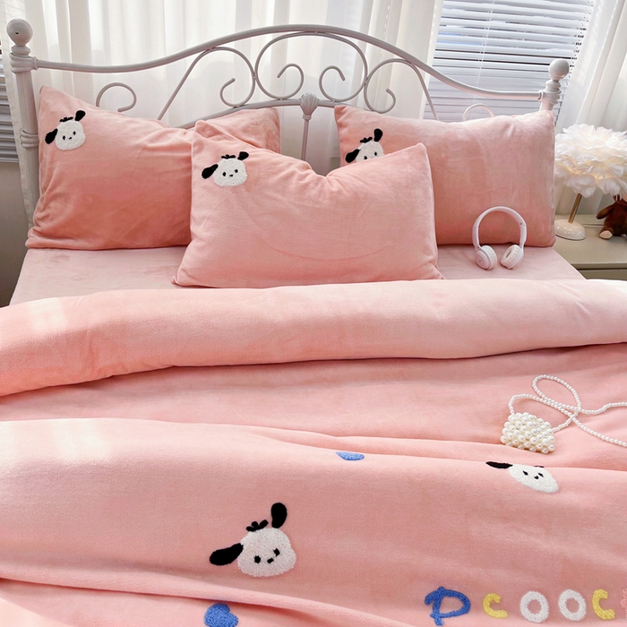 91家纺网 家纺一手货源 找家纺 鑫利来家纺 2025新款牛奶绒毛巾绣四件套 小奶狗-粉