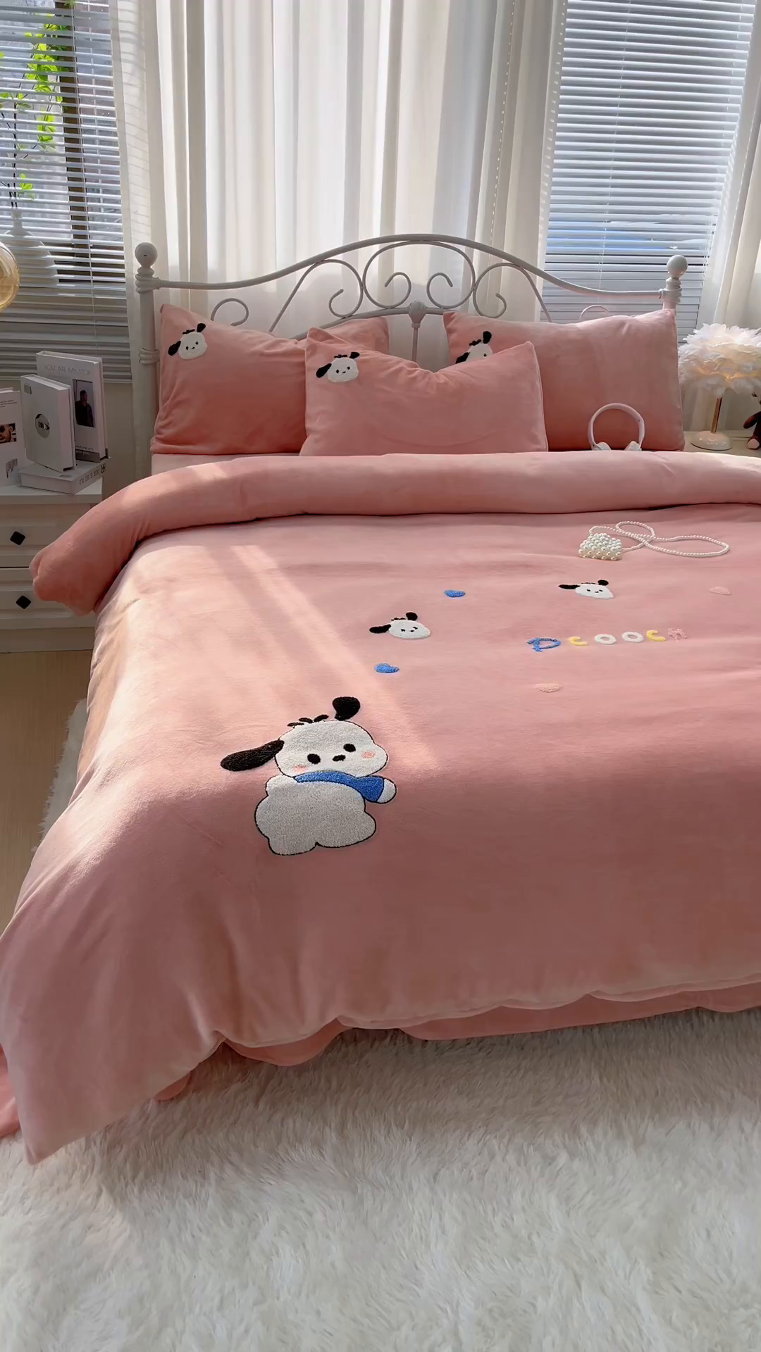 91家纺网 家纺一手货源 找家纺 鑫利来家纺 2025新款牛奶绒毛巾绣四件套 小奶狗-粉