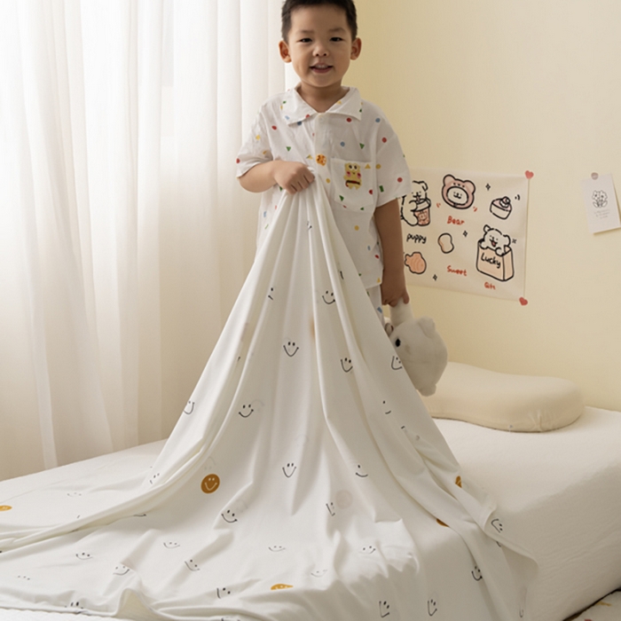 91家纺网 家纺一手货源 找家纺 寐居家纺 2025新款企鹅绒多功能儿童毛巾毯（可当披肩用） 企鹅绒毯-笑脸