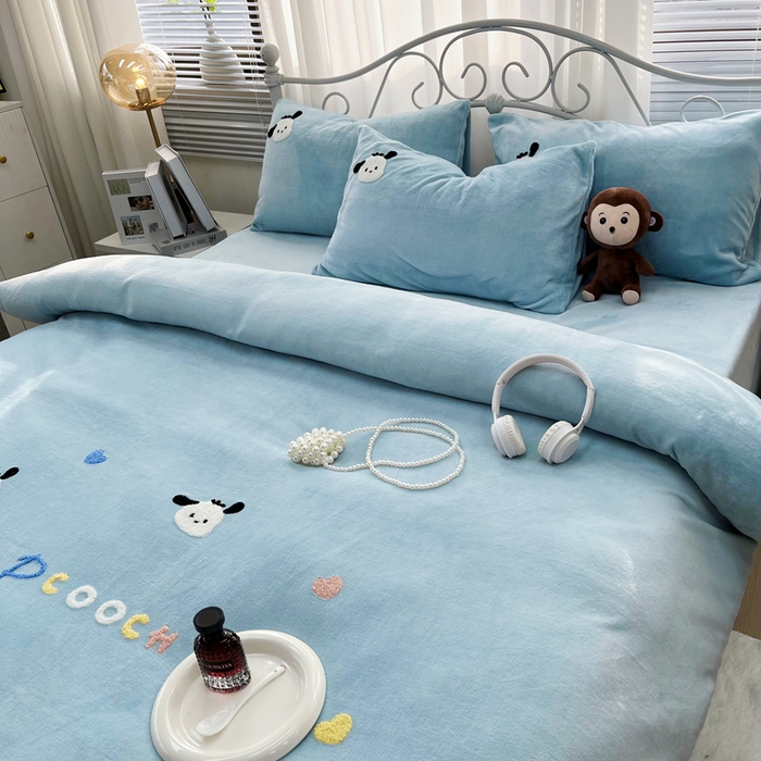 91家纺网 家纺一手货源 找家纺 鑫利来家纺 2025新款牛奶绒毛巾绣四件套 小奶狗-蓝