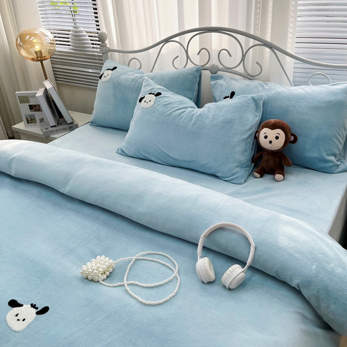 91家纺网 家纺一手货源 找家纺 鑫利来家纺 2025新款牛奶绒毛巾绣四件套 小奶狗-蓝