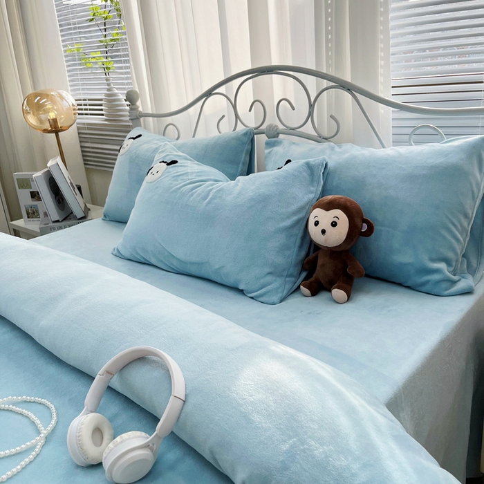 91家纺网 家纺一手货源 找家纺 鑫利来家纺 2025新款牛奶绒毛巾绣四件套 小奶狗-蓝