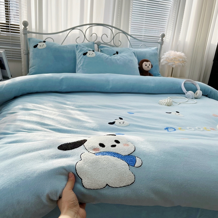 91家纺网 家纺一手货源 找家纺 鑫利来家纺 2025新款牛奶绒毛巾绣四件套 小奶狗-蓝