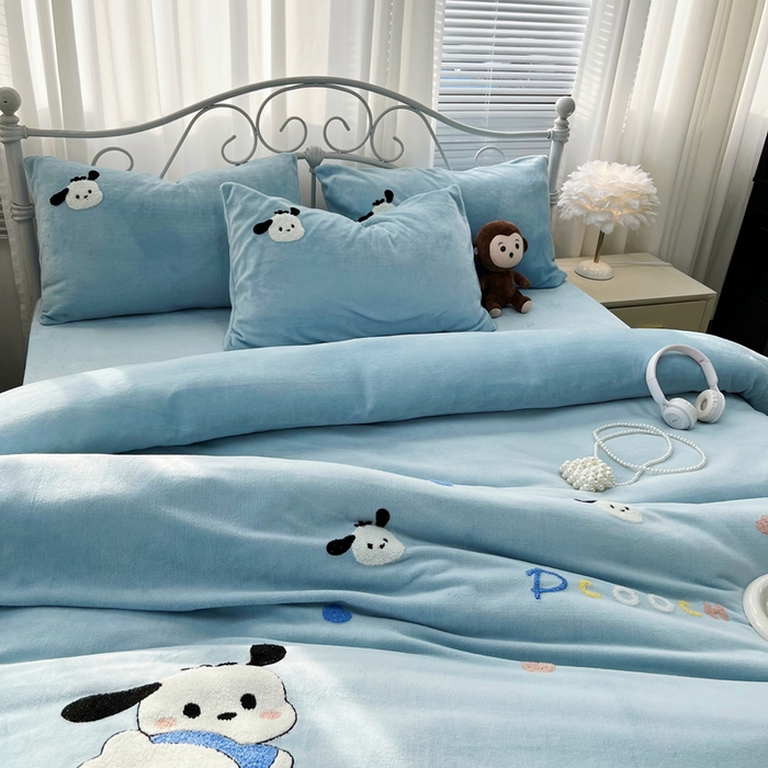 91家纺网 家纺一手货源 找家纺 鑫利来家纺 2025新款牛奶绒毛巾绣四件套 小奶狗-蓝