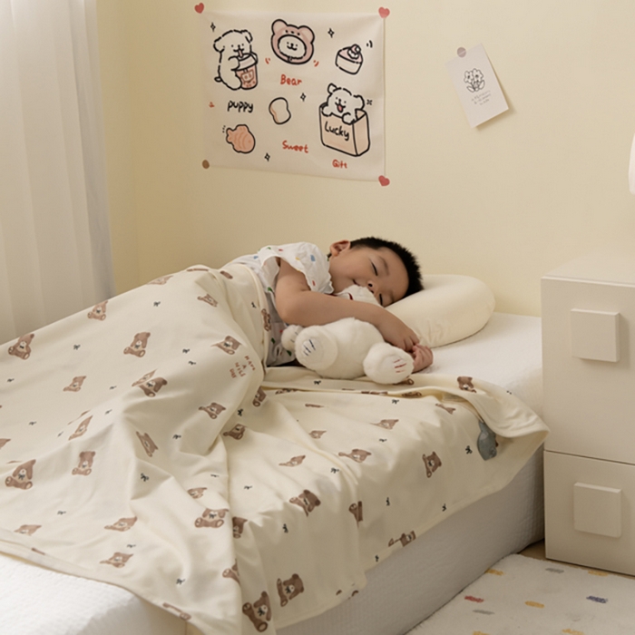 91家纺网 家纺一手货源 找家纺 寐居家纺 2025新款企鹅绒多功能儿童毛巾毯（可当披肩用） 企鹅绒毯-羞羞熊