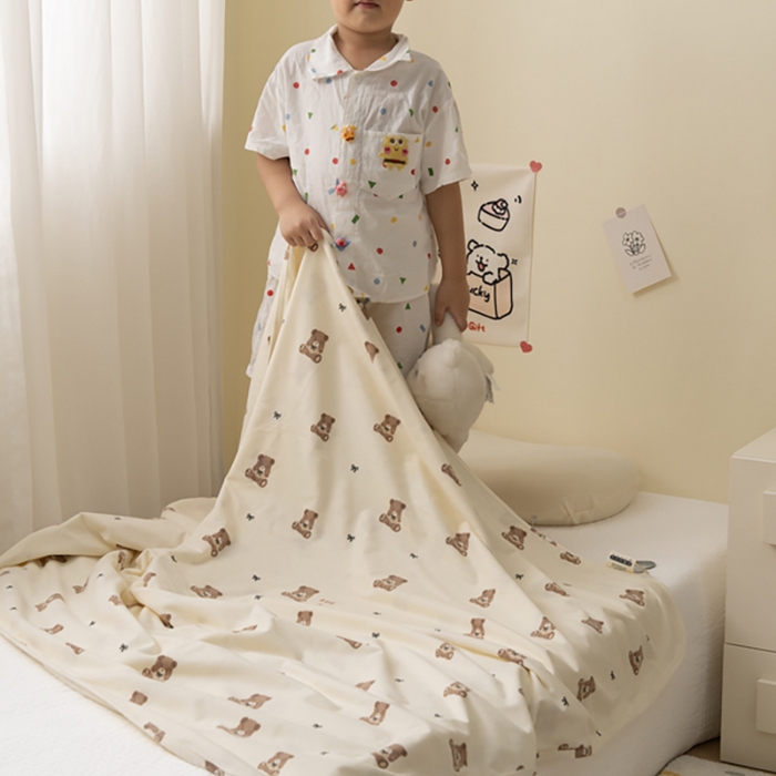 91家纺网 家纺一手货源 找家纺 寐居家纺 2025新款企鹅绒多功能儿童毛巾毯（可当披肩用） 企鹅绒毯-羞羞熊