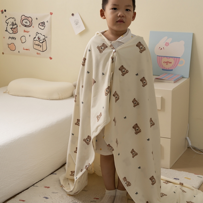 91家纺网 家纺一手货源 找家纺 寐居家纺 2025新款企鹅绒多功能儿童毛巾毯（可当披肩用） 企鹅绒毯-羞羞熊