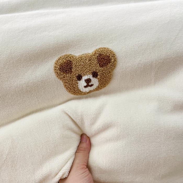 91家纺网 家纺一手货源 找家纺 鑫利来家纺 2025新款牛奶绒毛巾绣四件套 小熊-奶白咖