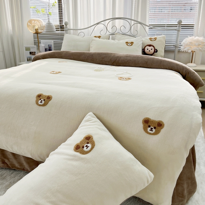 91家纺网 家纺一手货源 找家纺 鑫利来家纺 2025新款牛奶绒毛巾绣四件套 小熊-奶白咖