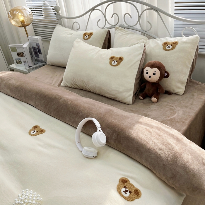 91家纺网 家纺一手货源 找家纺 鑫利来家纺 2025新款牛奶绒毛巾绣四件套 小熊-奶白咖