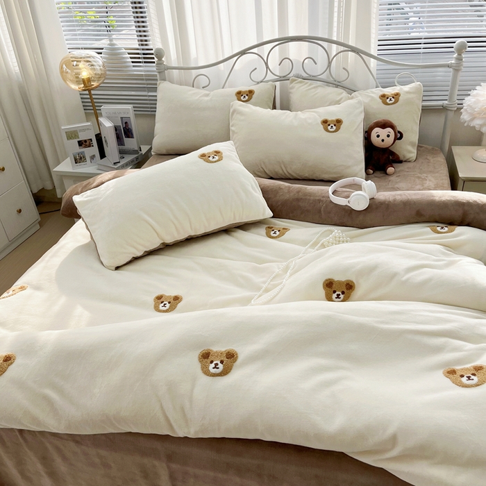 91家纺网 家纺一手货源 找家纺 鑫利来家纺 2025新款牛奶绒毛巾绣四件套 小熊-奶白咖