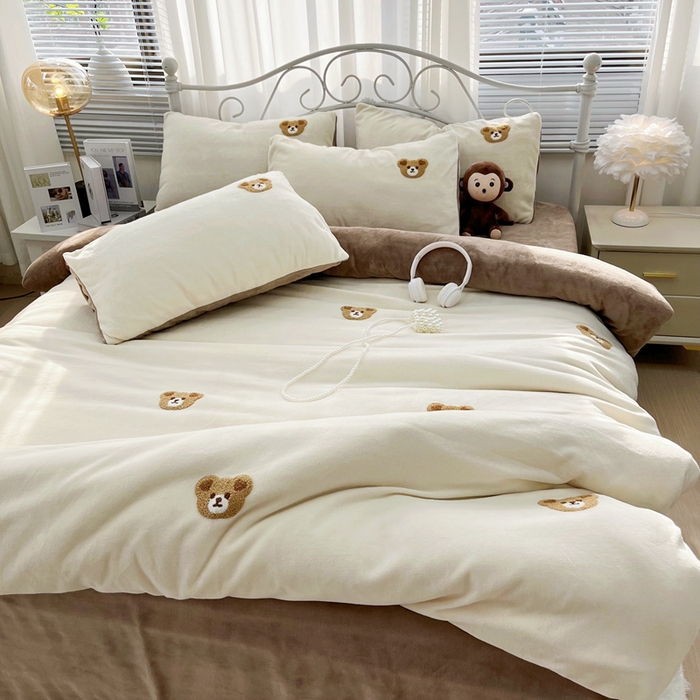 91家纺网 家纺一手货源 找家纺 鑫利来家纺 2025新款牛奶绒毛巾绣四件套 小熊-奶白咖