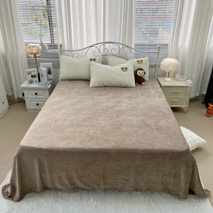 91家纺网 家纺一手货源 找家纺 鑫利来家纺 2025新款牛奶绒毛巾绣四件套 小熊-奶白咖