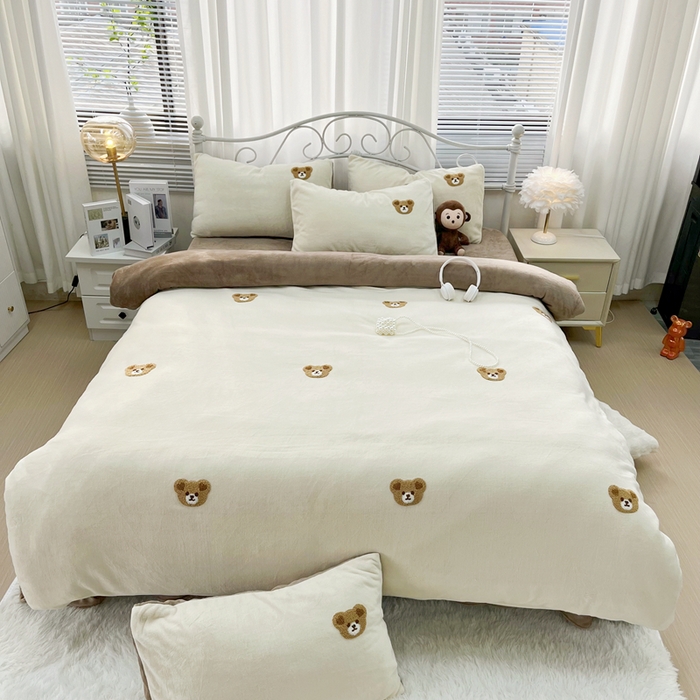 91家纺网 家纺一手货源 找家纺 鑫利来家纺 2025新款牛奶绒毛巾绣四件套 小熊-奶白咖